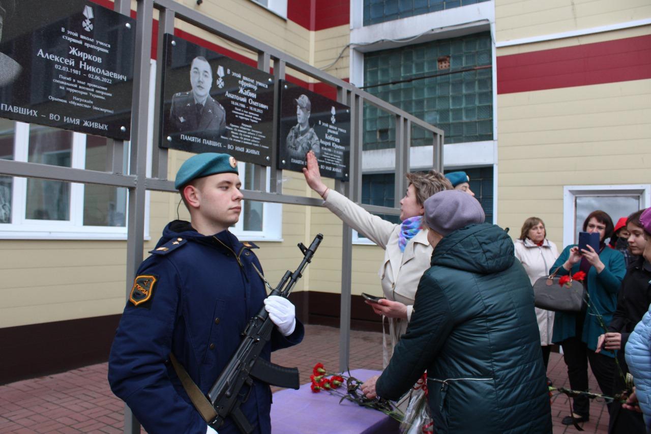 🕯Мемориальная доска в память о погибшем в ходе действий СВО Кобозеве Андрее Юрьевиче была открыта в Жердевской СОШ..