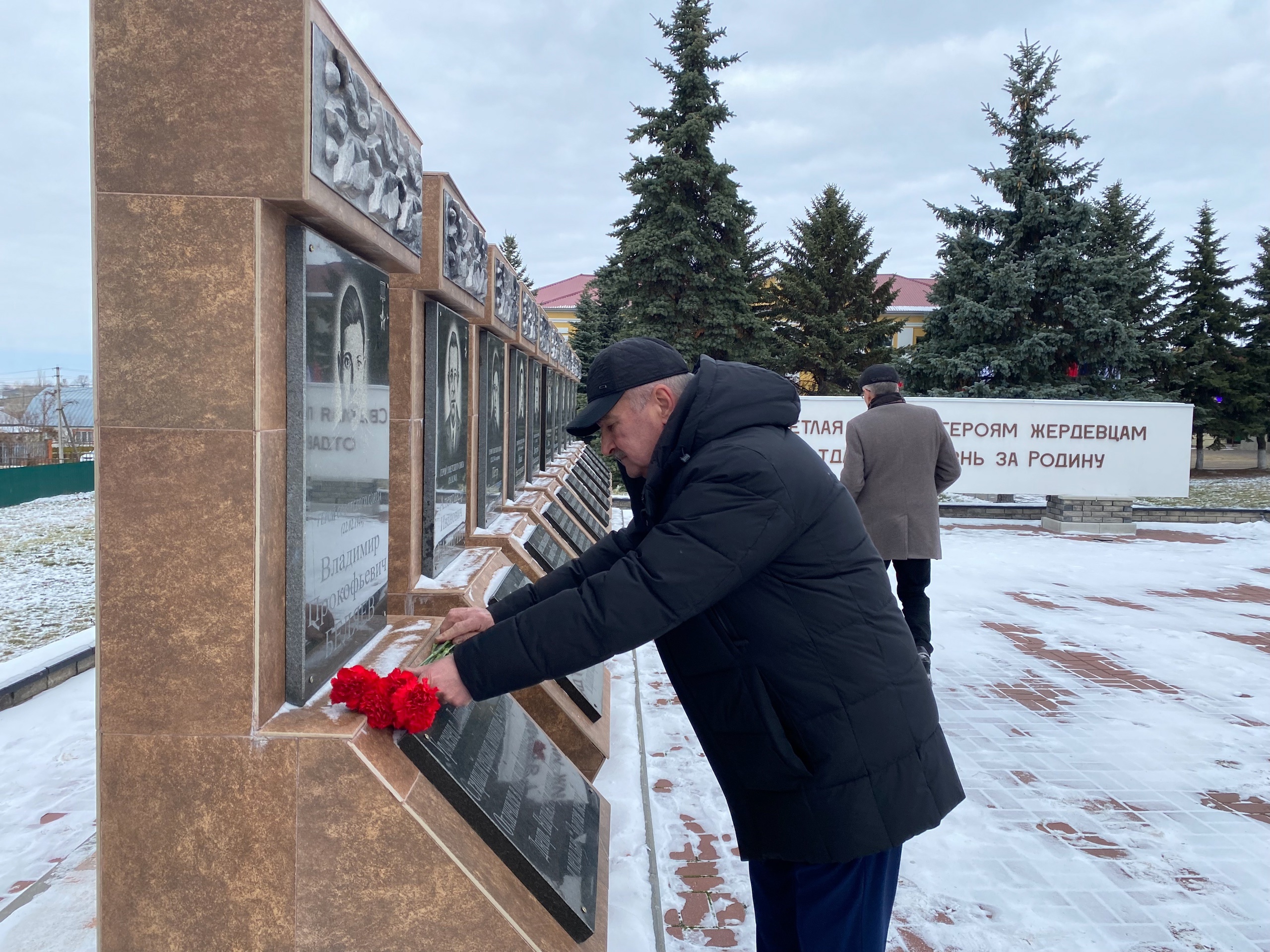 В Жердевском муниципальном округе состоялась церемония возложения цветов к мемориалу памяти воинам, погибшим в годы Великой Отечественной войны 1941-1945гг., посвященная Дню Героев Отечеств.