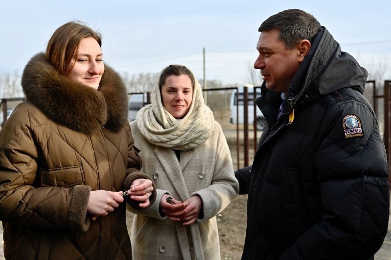 В ходе рабочей поездки в наш муниципалитет врио главы Тамбовской области Евгений Первышов принял участие в торжественном вручении ключей от дома для молодых педагогов..