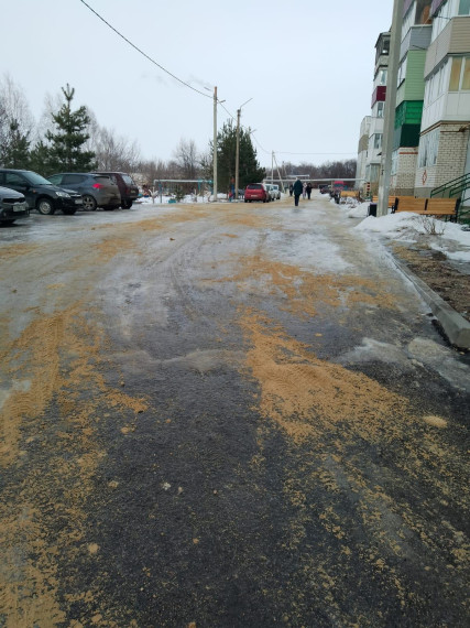 Коммунальными службами ведутся работы по посыпке песко-соляной смесью дворовых и общественных территорий Жердевского муниципального округа.. Коммунальными службами ведутся работы по посыпке песко-соляной смесью дворовых и общественных территорий Жердевского муниципального округа..