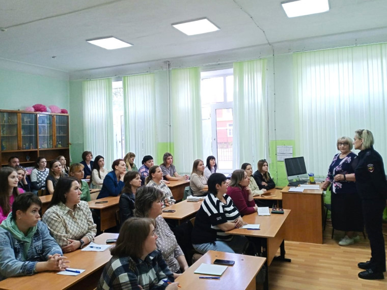 Безопасность дорожного движения — это важная тема, которая касается не только детей, но и взрослых.. Безопасность дорожного движения — это важная тема, которая касается не только детей, но и взрослых..